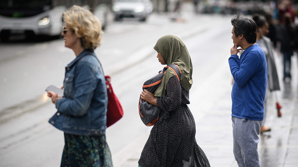 Eine junge Frau in Frankreich trägt eine Abaya