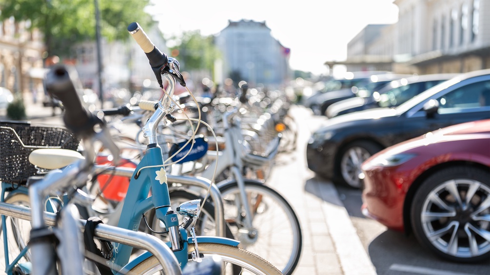 Parkende Fahrräder und Autos, Bahnhof St. Pölten