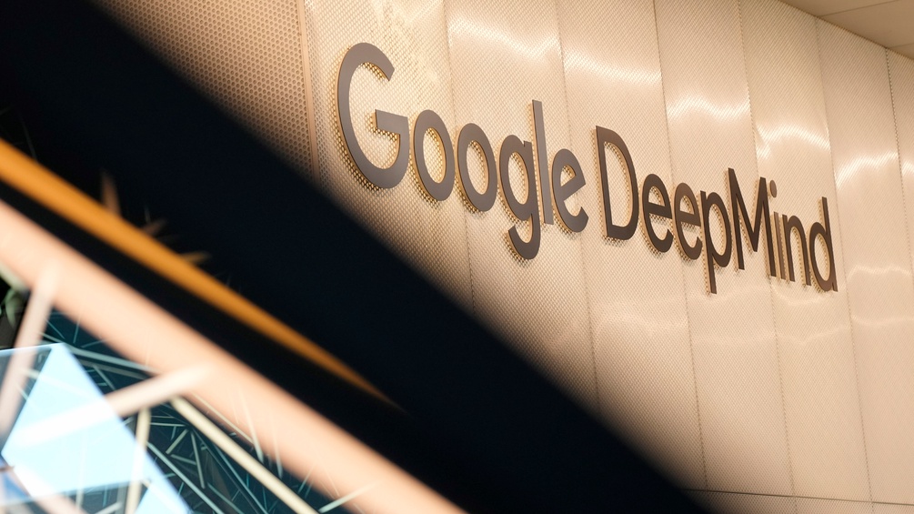 AP/ALASTAIR GRAN Logo im Firmensitz Google DeepMind.