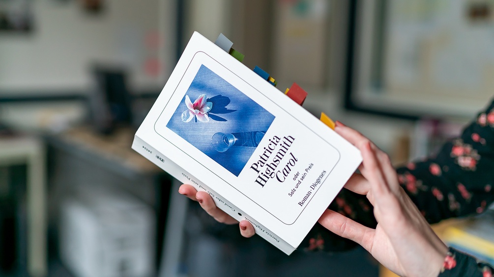 ORF/SANDRA HERBSTHOFER Julia Reuter hält Buch in Händen