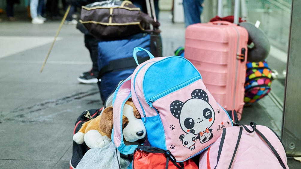 Ein Kuscheltier ist Teil des Gepäcks von Flüchtlingen