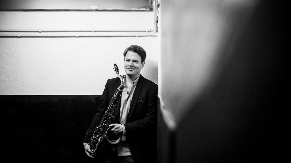 Dennis Gaebel mit seinem Saxophon.