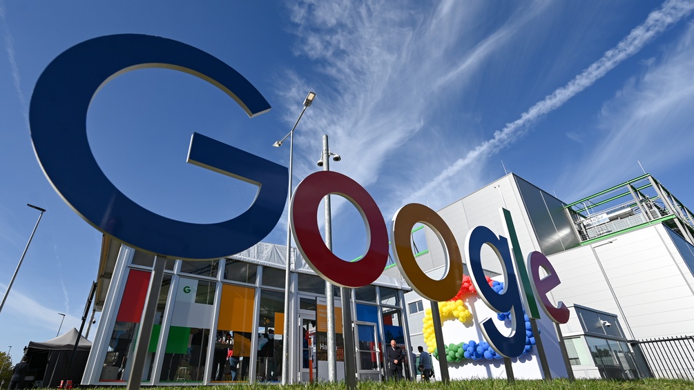 Google Logo vor einem Gebäude 