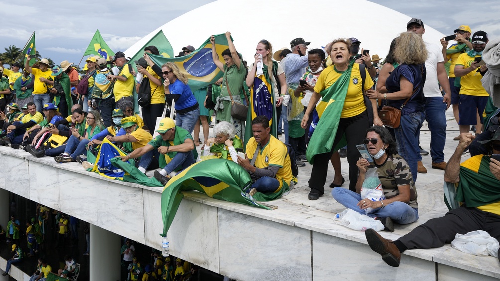 Proteste in Brasilia, Menschen mit Fahnen auf einer Brücke