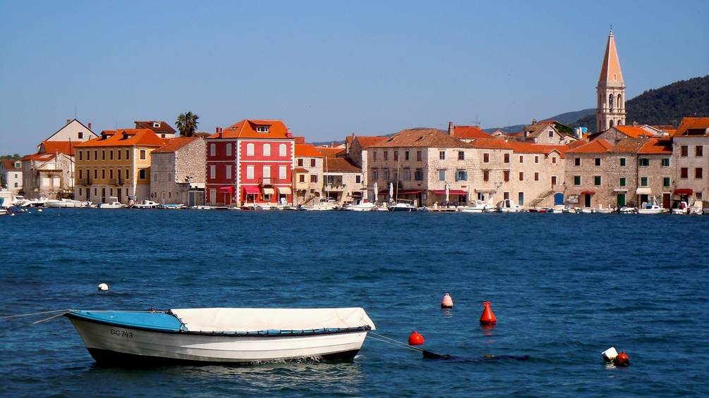 Starigrad, Boot und Häuserzeile