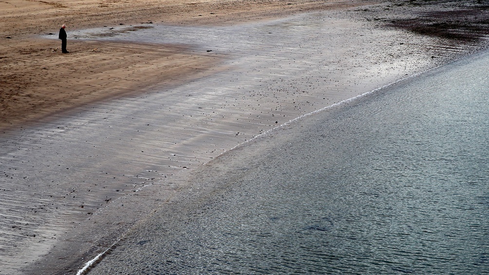 AP/FRANCOIS MORI Mann steht an einem schottischen Strand