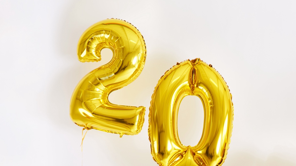 Die Ziffer 20 als goldfarbene Luftballone