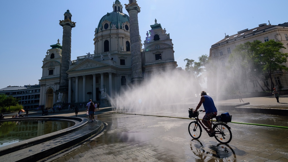 Nebeldusche vor der Karlsirche in Wien