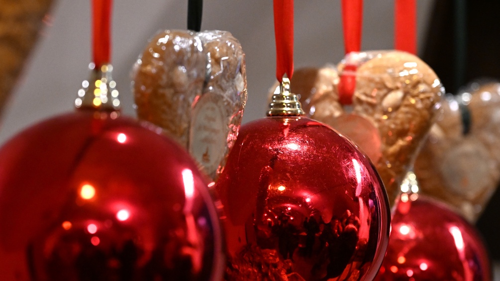 Lebkuchen und rote Christbaumkugeln