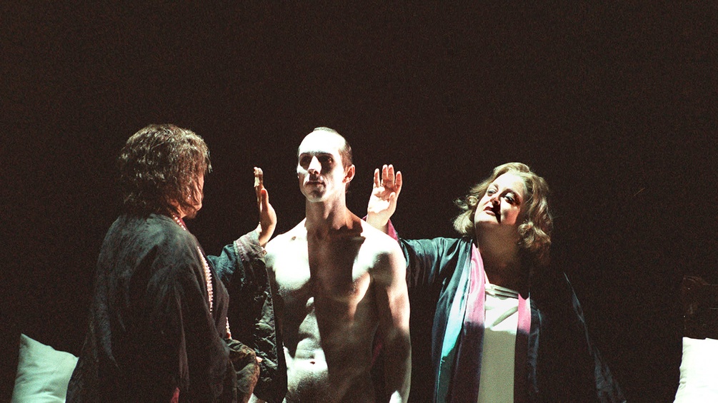 Deborah Voigt in der Rolle der Kaiserin,rechts, und Gabriele Schnaut als das Weib des Faerbers Barak singen am 6. Dez. 1999 waehrend der Oper Hofmannsthal "Die Frau ohne Schatten"