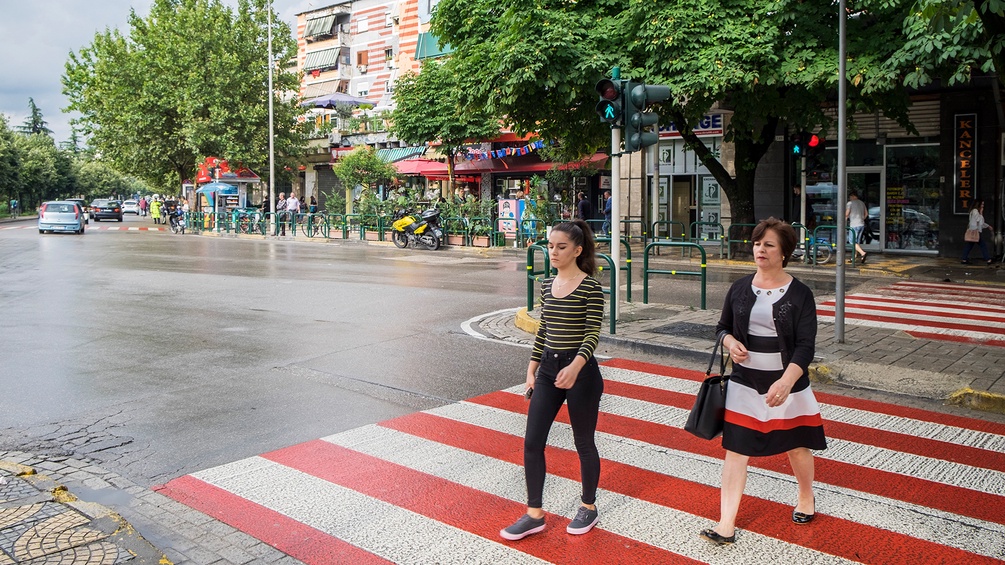 Zwei Frauen queren eine Straße in Albanien