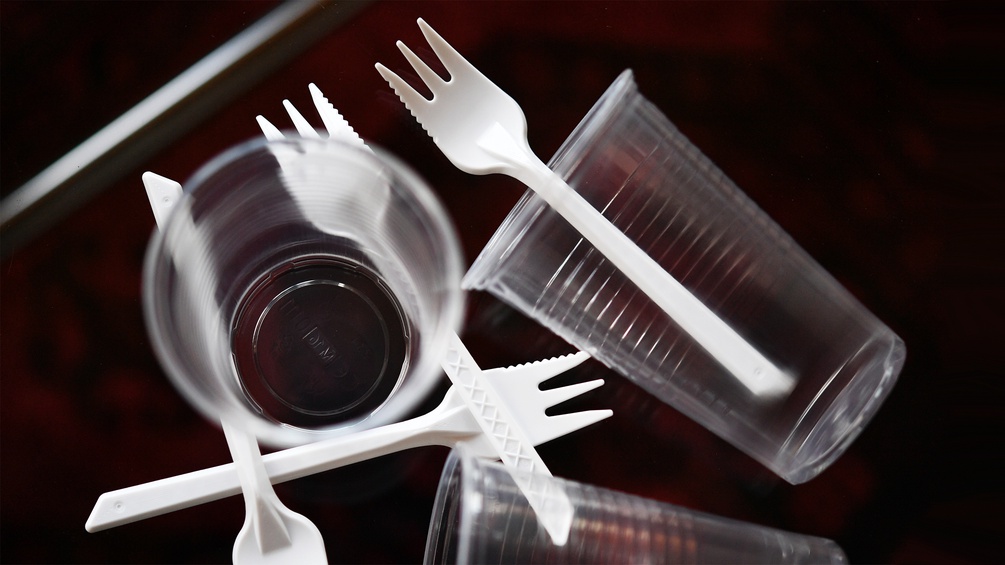 APA/BARBARA GINDL Plastikgabeln und Plastikbecher