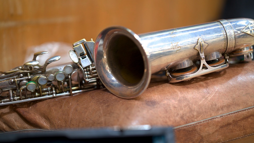 ein saxophon auf einer Ledercouch