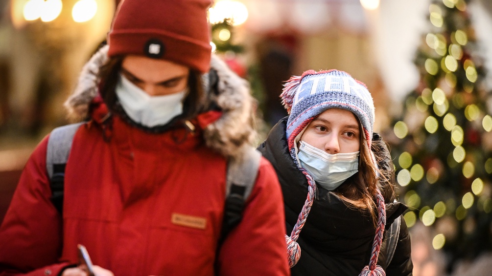 Weihnachten in Moskau, zwei junge Menschen mit Masken