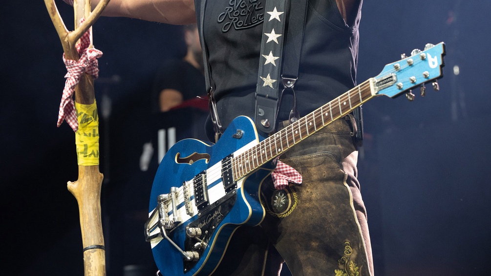 Gitarre und Körper von Andreas Gabalier