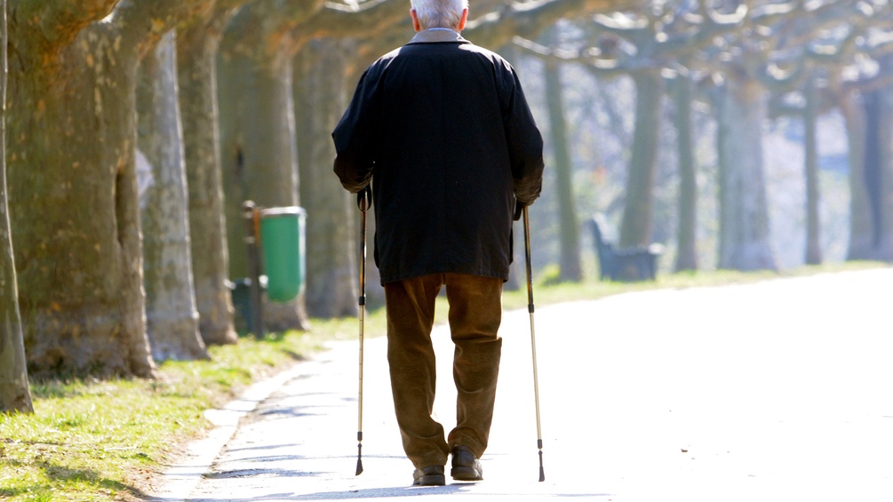 Ein alter Mann beim Nordic Walking
