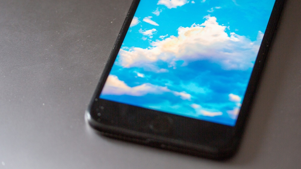 Smartphone mit Wolkenbild 