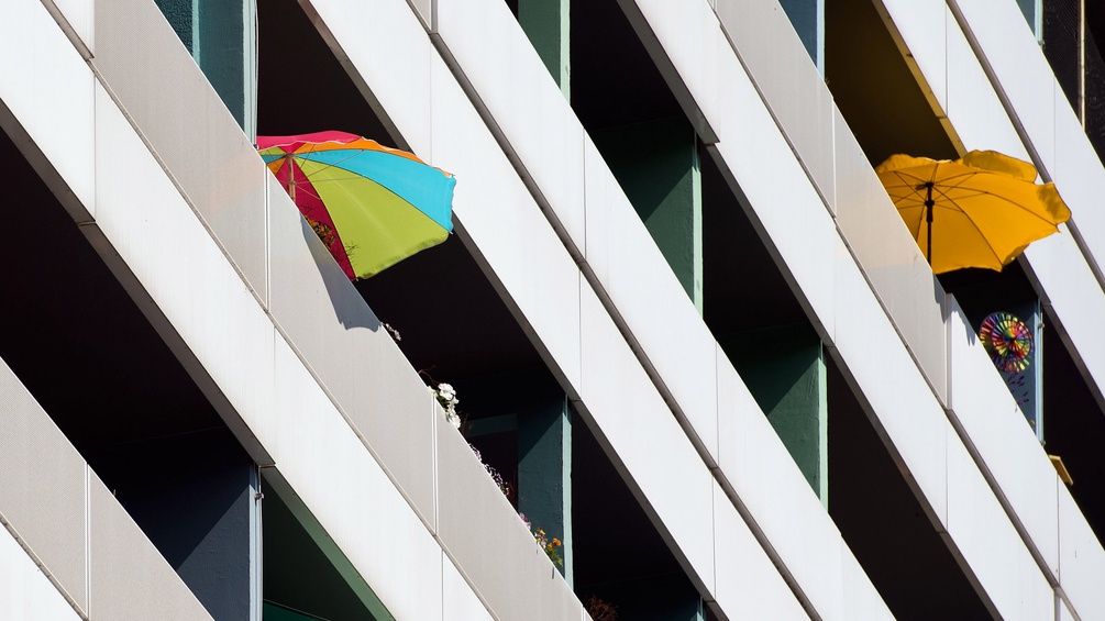 Foto: Modernes Wohnhaus mit Sonnenschirmen
