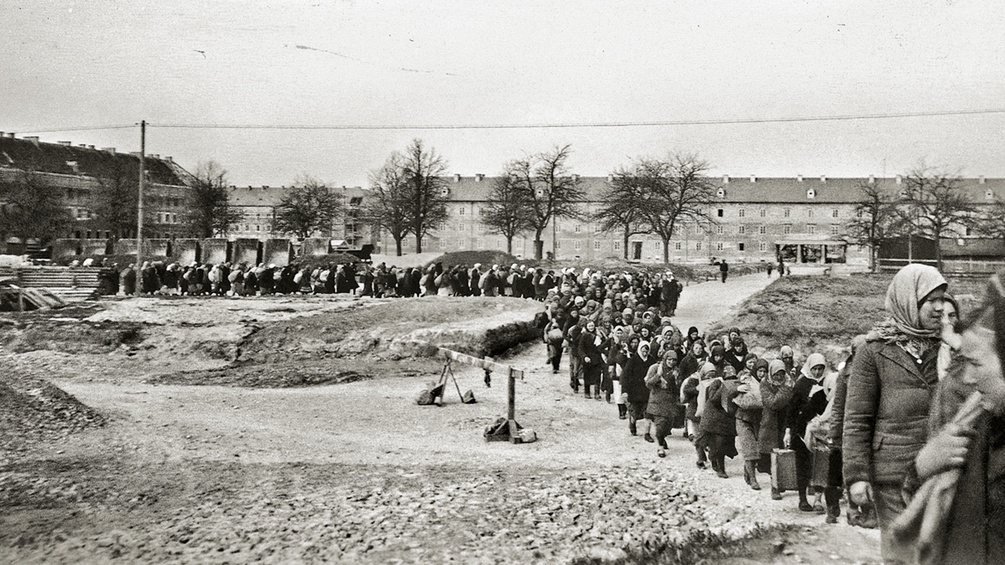 Ankommende Zwangsarbeiterinnen der Herrmann-Göring-Werke