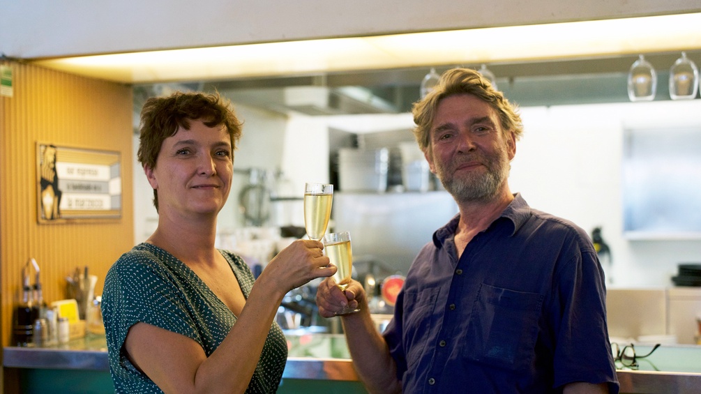Elke Tschaikner und Christian Scheib stoßen mit einem Glas Sekt an