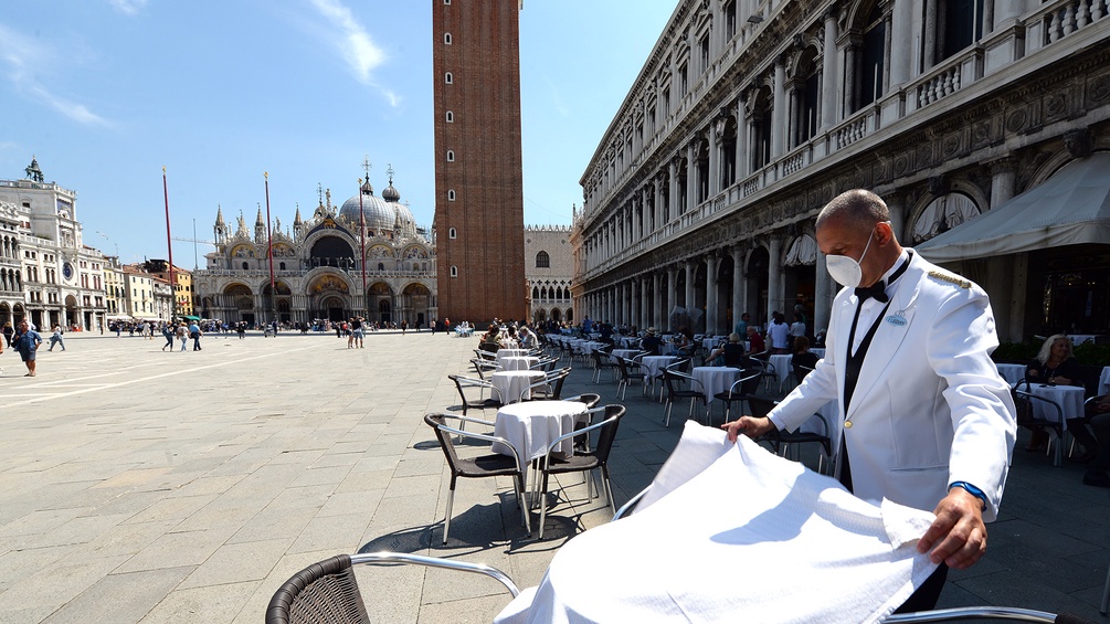 Kellner deckt den Tisch, Markusplatz, Venedig