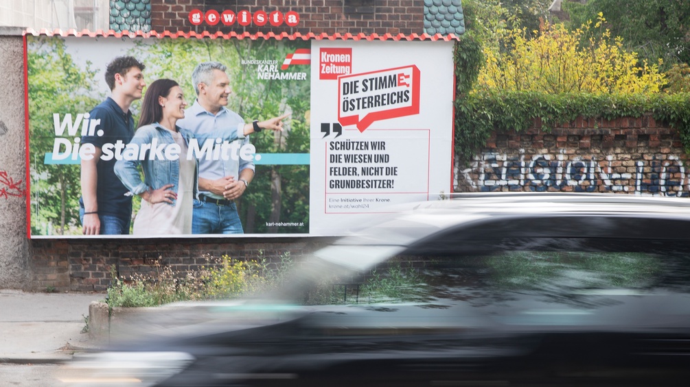 Wahlplakate auf der Strasse.