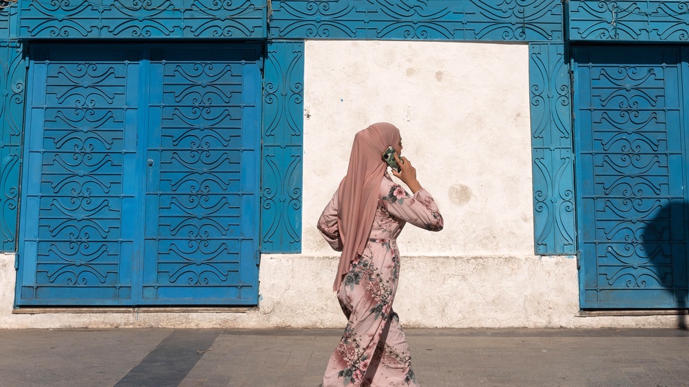 Eine muslimische Frau telefonierend in Tunis