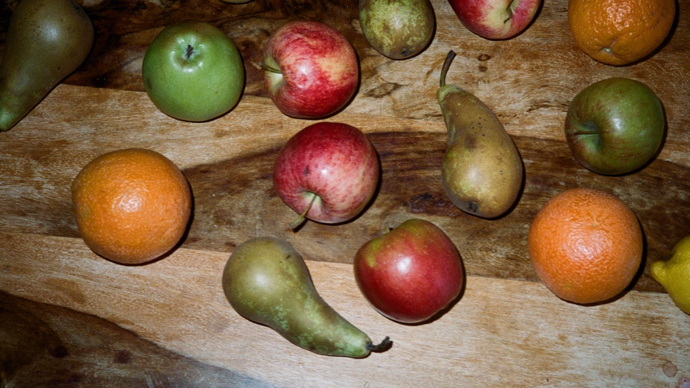 Obst auf einem Holztisch.