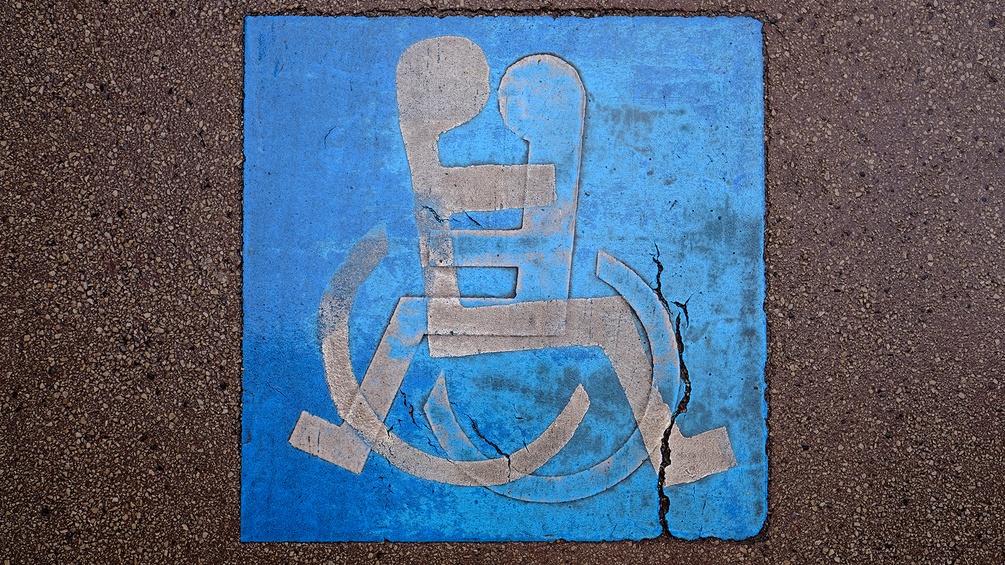 Verkehrszeichen: Ineinander verschlungene Rollstühle
