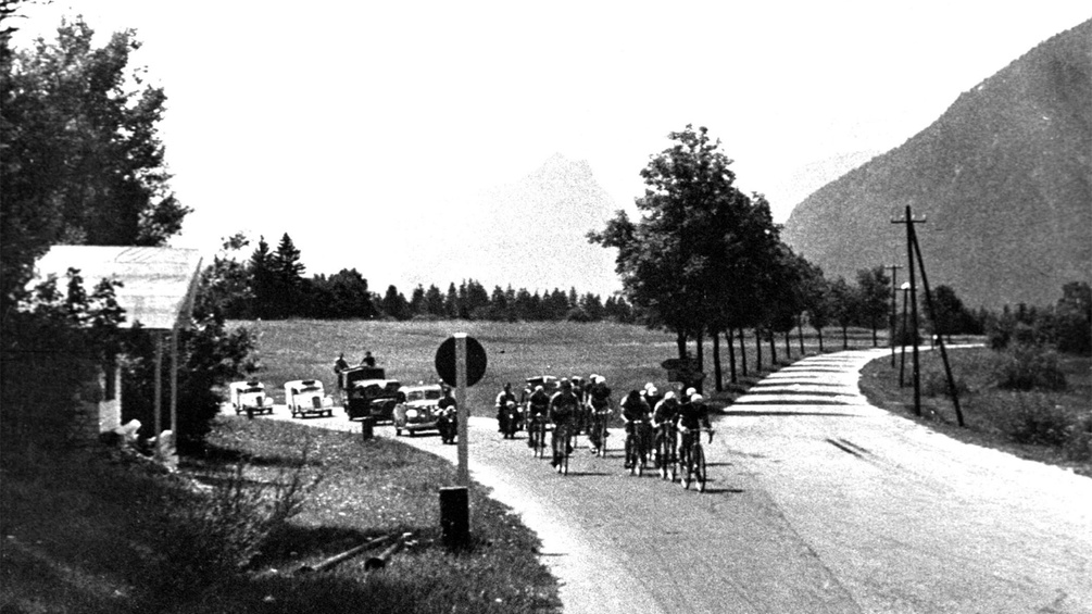 Österreich-Radrundfahrt der Amateure. Hauptfeld nähert sich von der deutschen Grenze Salzburg, 1949
