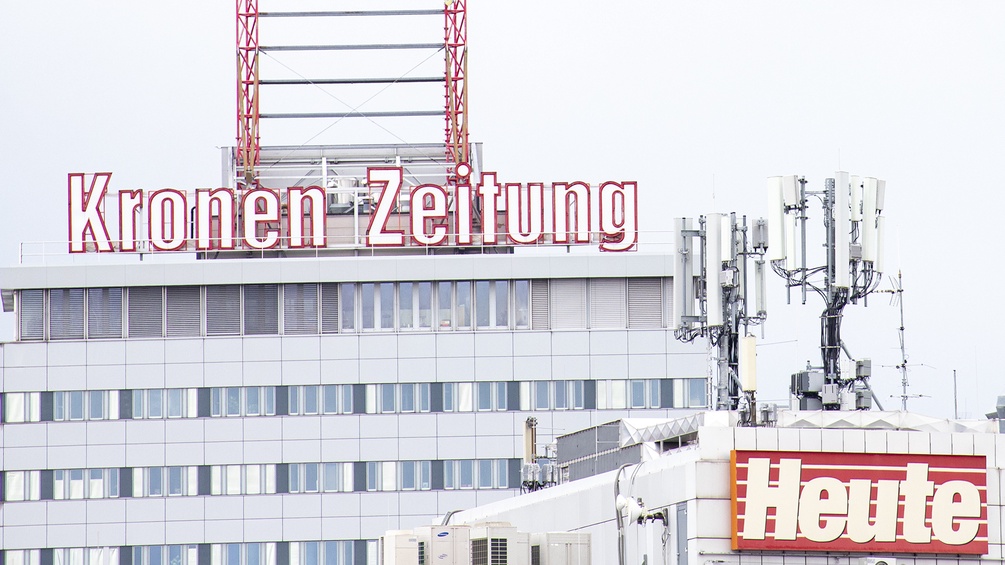 Blick auf das Logo der ,,Kronen Zeitung" und der Zeitung ,,Heute".