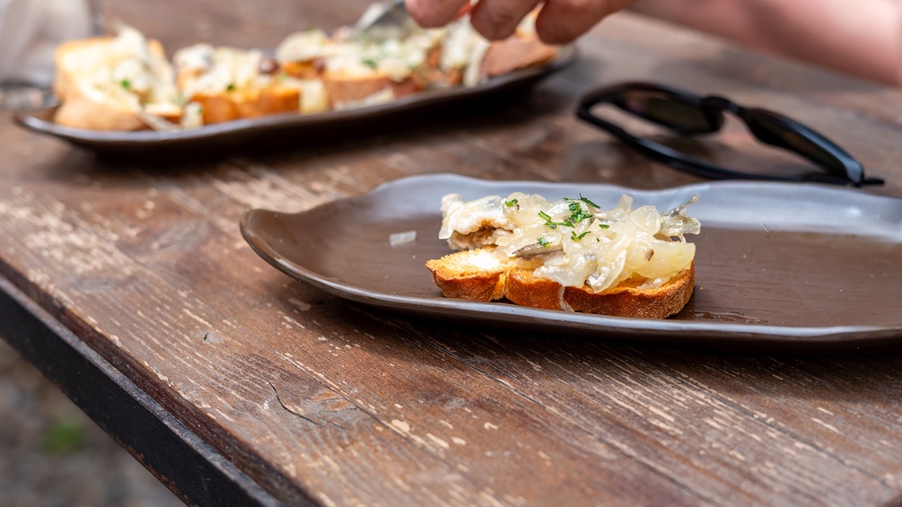 Sardinen mit eingelegten Zwiebeln, norditalienische Küche