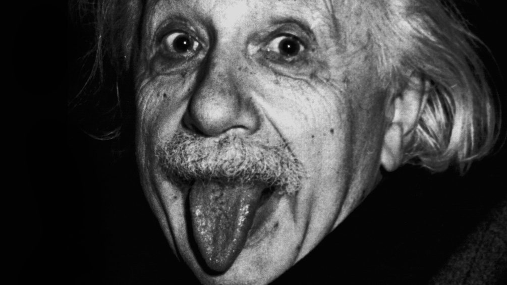 Albert Einstein streckt seine Zunge raus.
