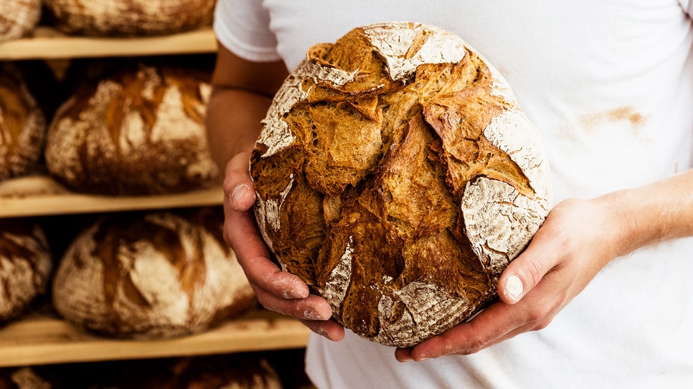 Josef Weghaupt hält Brot in Händen