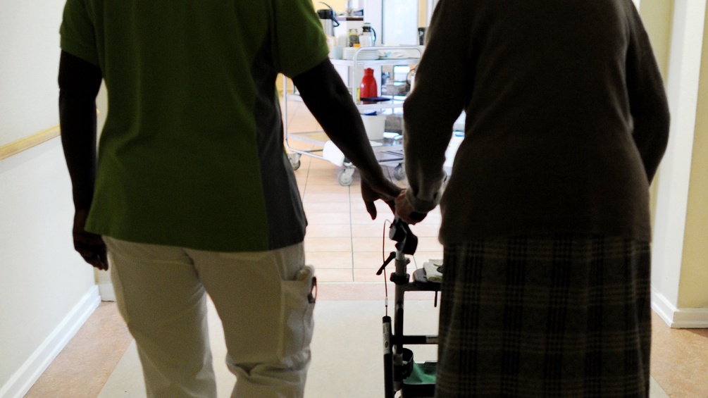 Pflegehelferin mit Pensionistin