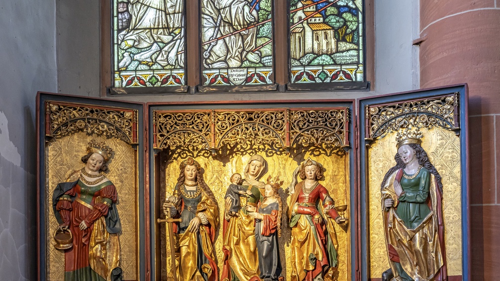 Altar mit heiligen Figuren