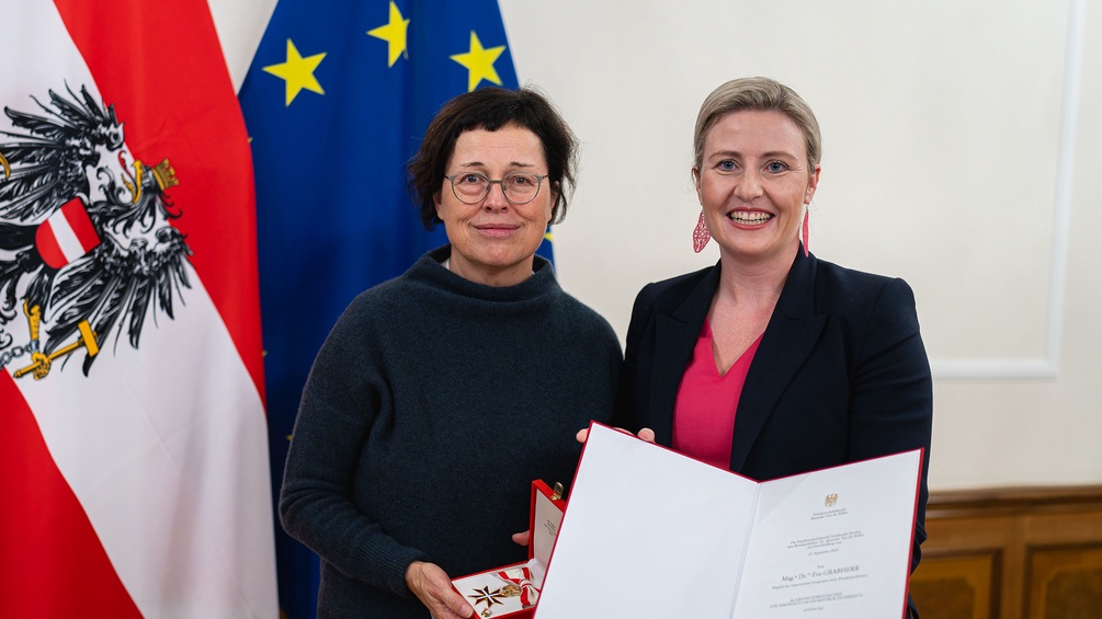 Am 12. November 2024 überreichte Bundesministerin Susanne Raab (r.) Ehrenzeichen im Bundeskanzleramt. Im Bild mit Eva Grabherr 