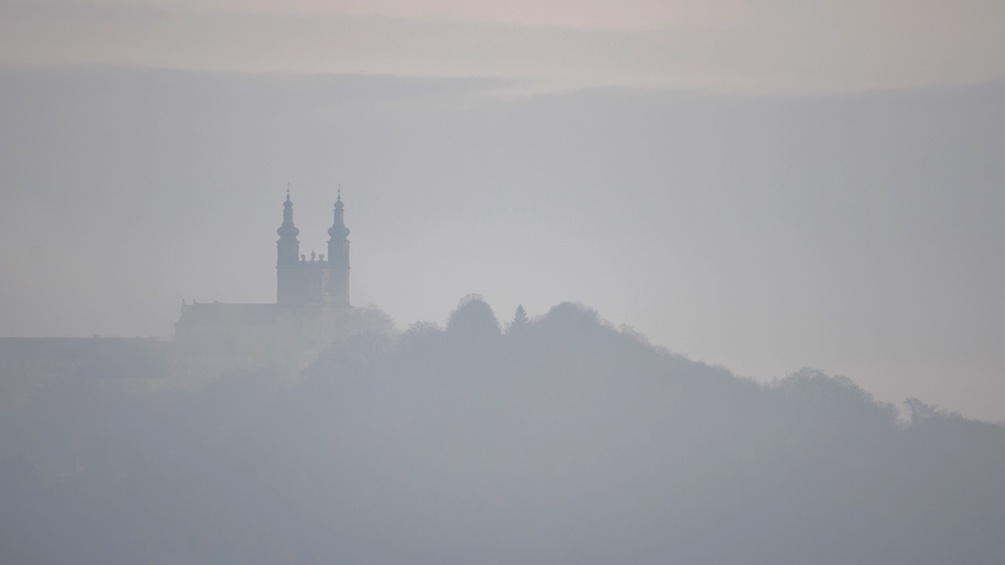 Ein Kloster im Nebel