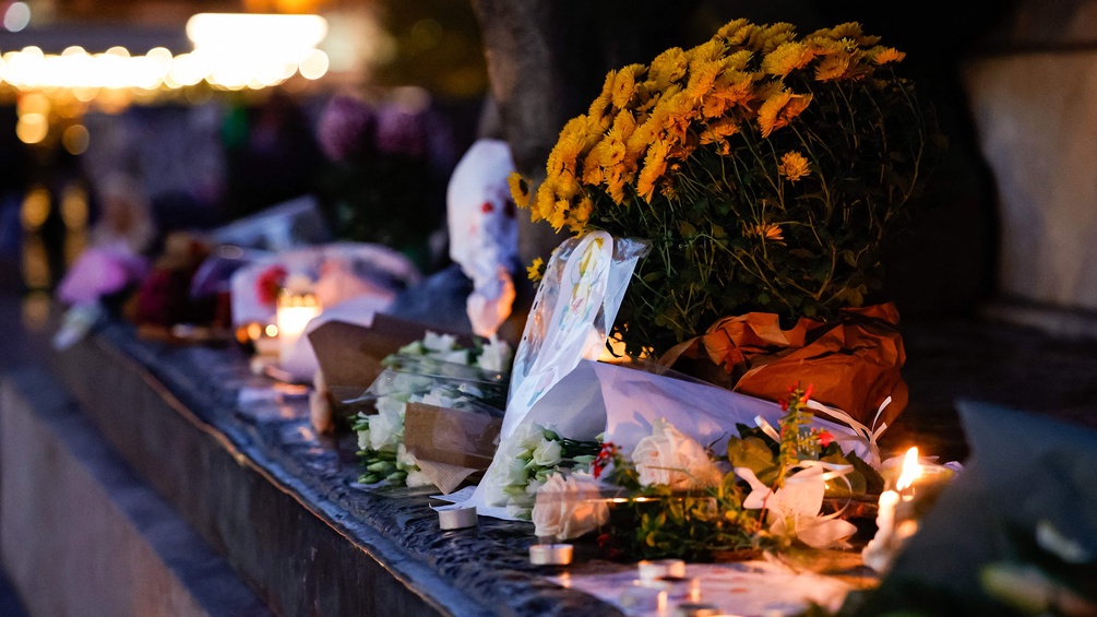 Abgelegte Blumen und Kerzen in Gedenken an die Opfer des Anschlags in Paris