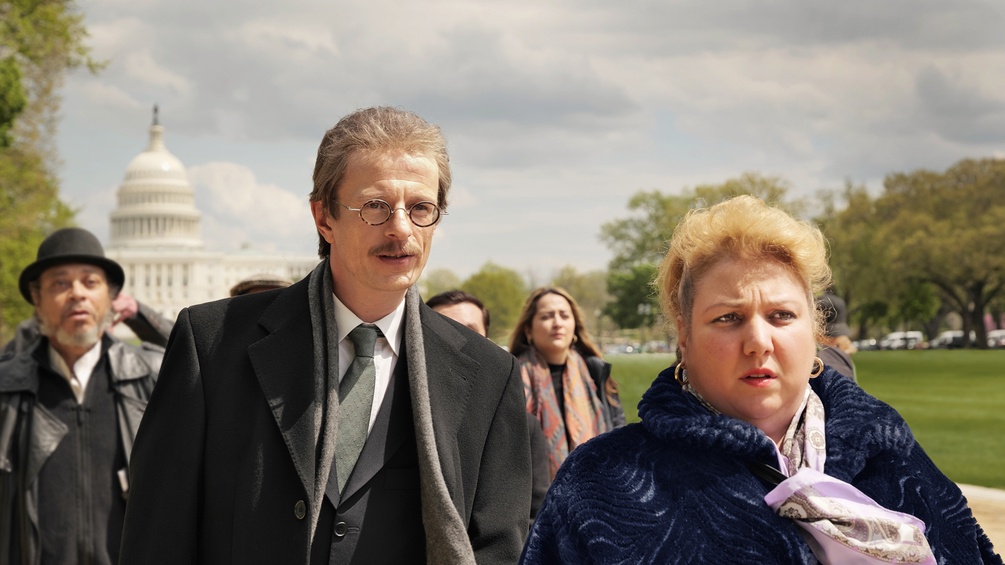 FILMLADEN FILMVERLEIH/ANDREAS HÖFER Mann und Frau, im Hintergrund das Kapitol