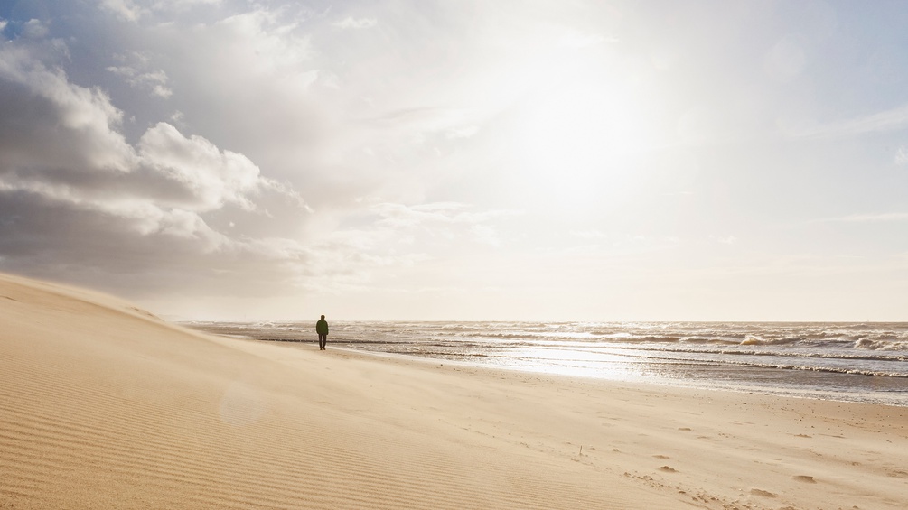 PICTUREDESK.COM/WESTEND61/GABY WOJCIECH Mann am Strand bei Sonnenschein