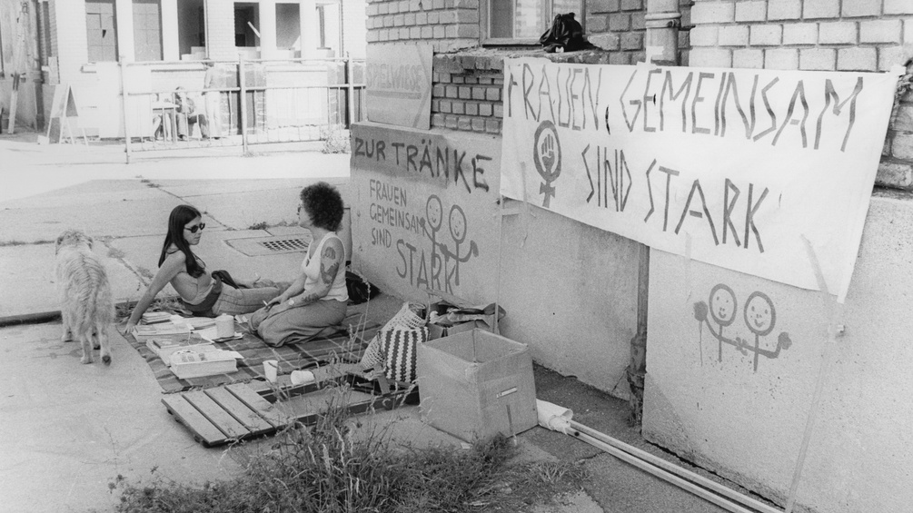 Arena 1976: Zwei Aktivistinnen mit Hund im ehemaligen Auslandsschlachthof St. Marx.