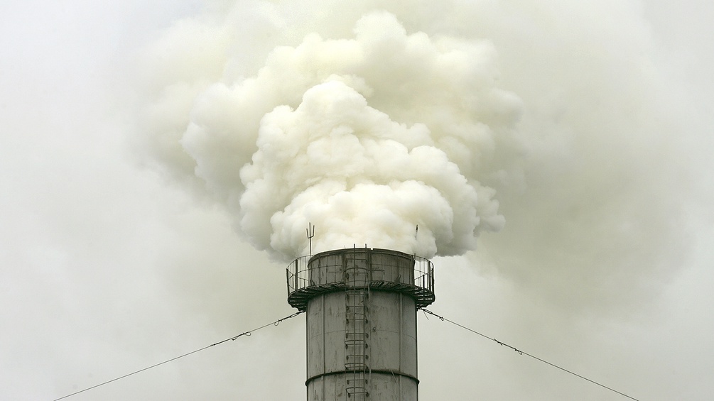 Rauch kommt aus einer Zementfabrik