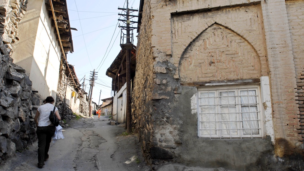 Eine Strasse in einem Dorf in Armenien