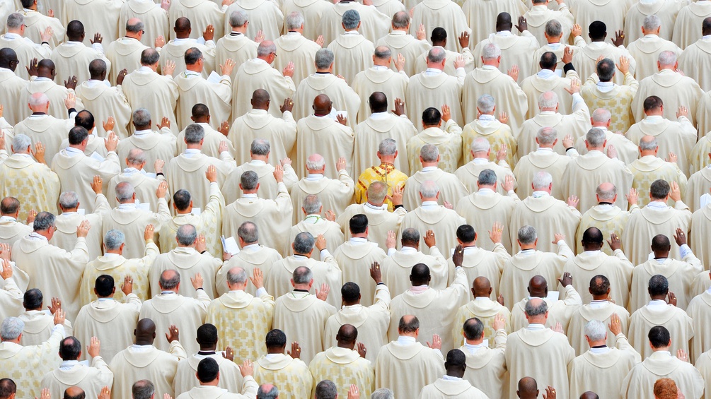 Priester bei einer Zeremonie