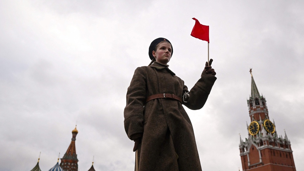 PICTUREDESK.COM/AFP/ NATALIA KOLESNIKOVA Frau trägt russische Uniform aus dem 2. Weltkrieg, Roter Platz