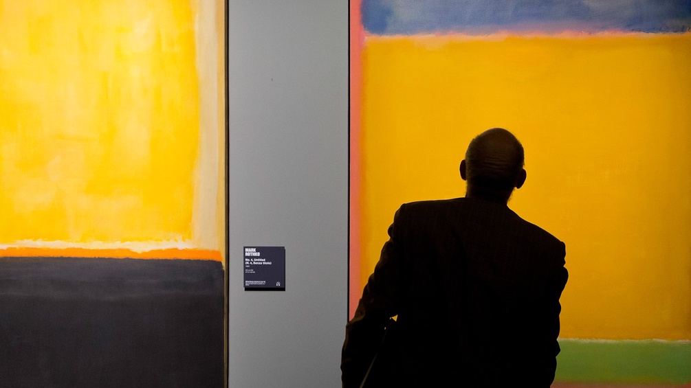 Mann betrachtet Gemälde von Mark Rothko