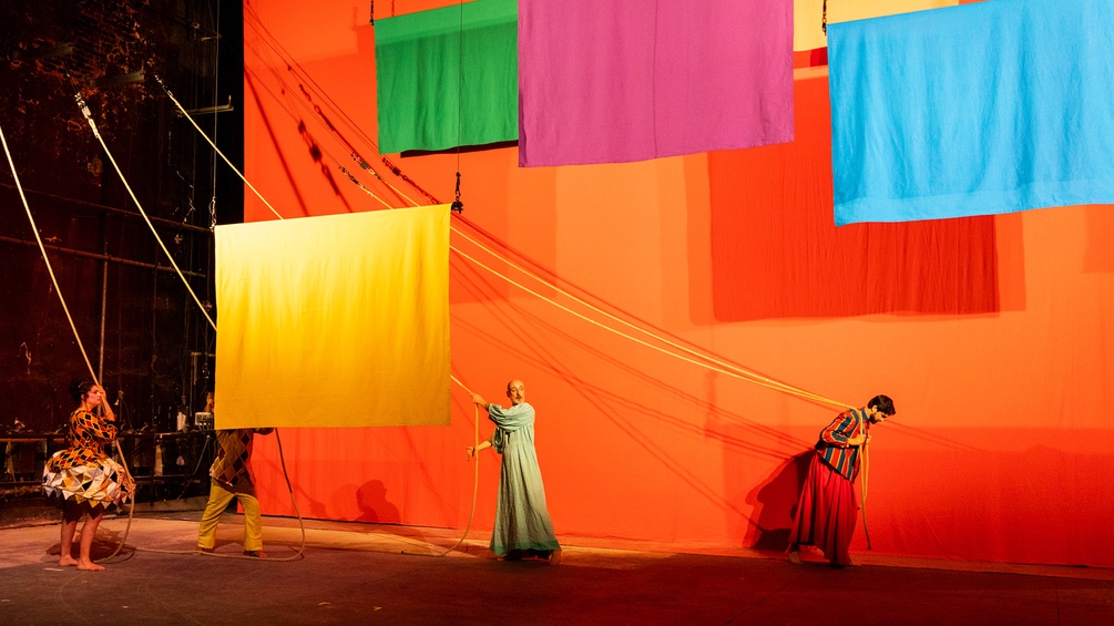 Szenenbild des Stücks: "Friede auf Erden" mit Bühnenbild von Ulla Brandenburg.