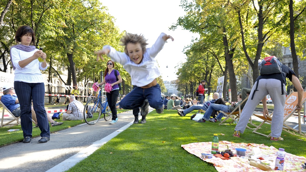 Autofreier Ring in Wien, Kind springt in die Luft