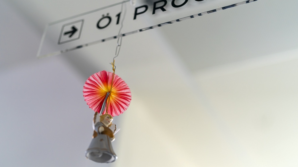 Weihnachtsengel vor Ö1 Programmschild